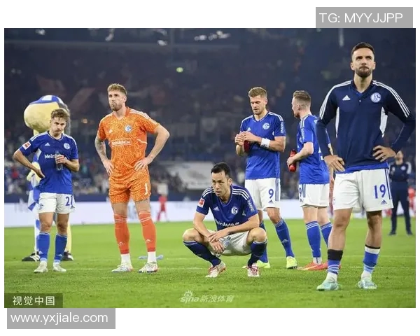 沙尔克04凭借团队合作实力战胜弗赖堡，取得德甲比赛的胜利！